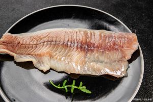 鱼头里面那坨卷的白肉是什么_鱼头白肉是鳃下腺，腥味大营养价值低，不如鱼肉其他部位